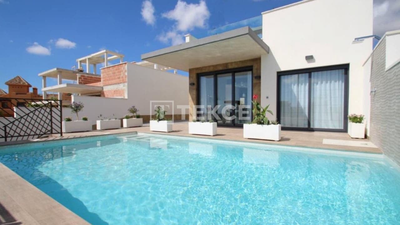 4 bedroom Villa for sale in Dehesa de Campoamor with pool - € 1,175,000 (Ref: 8965457)