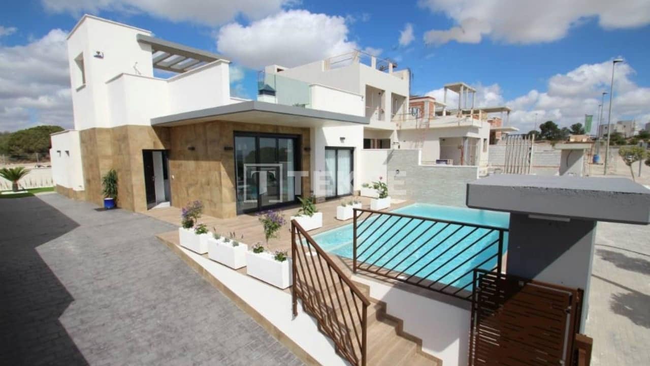 4 bedroom Villa for sale in Dehesa de Campoamor with pool - € 1,175,000 (Ref: 8965457)