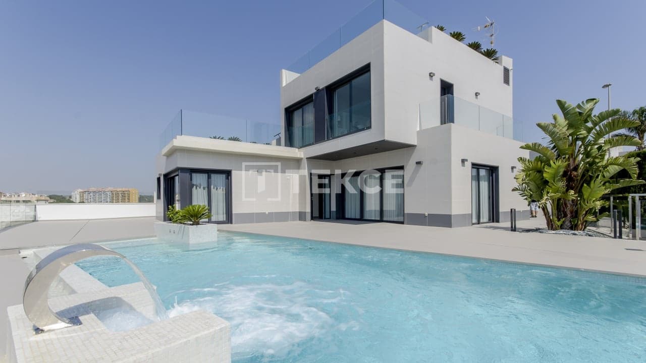 4 bedroom Villa for sale in Dehesa de Campoamor with pool - € 1,175,000 (Ref: 8965457)
