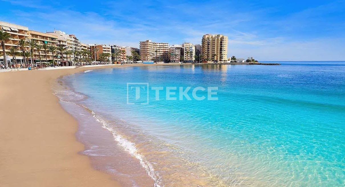2 bedroom Flat for sale in Torrevieja with pool - € 469,000 (Ref: 8965460)