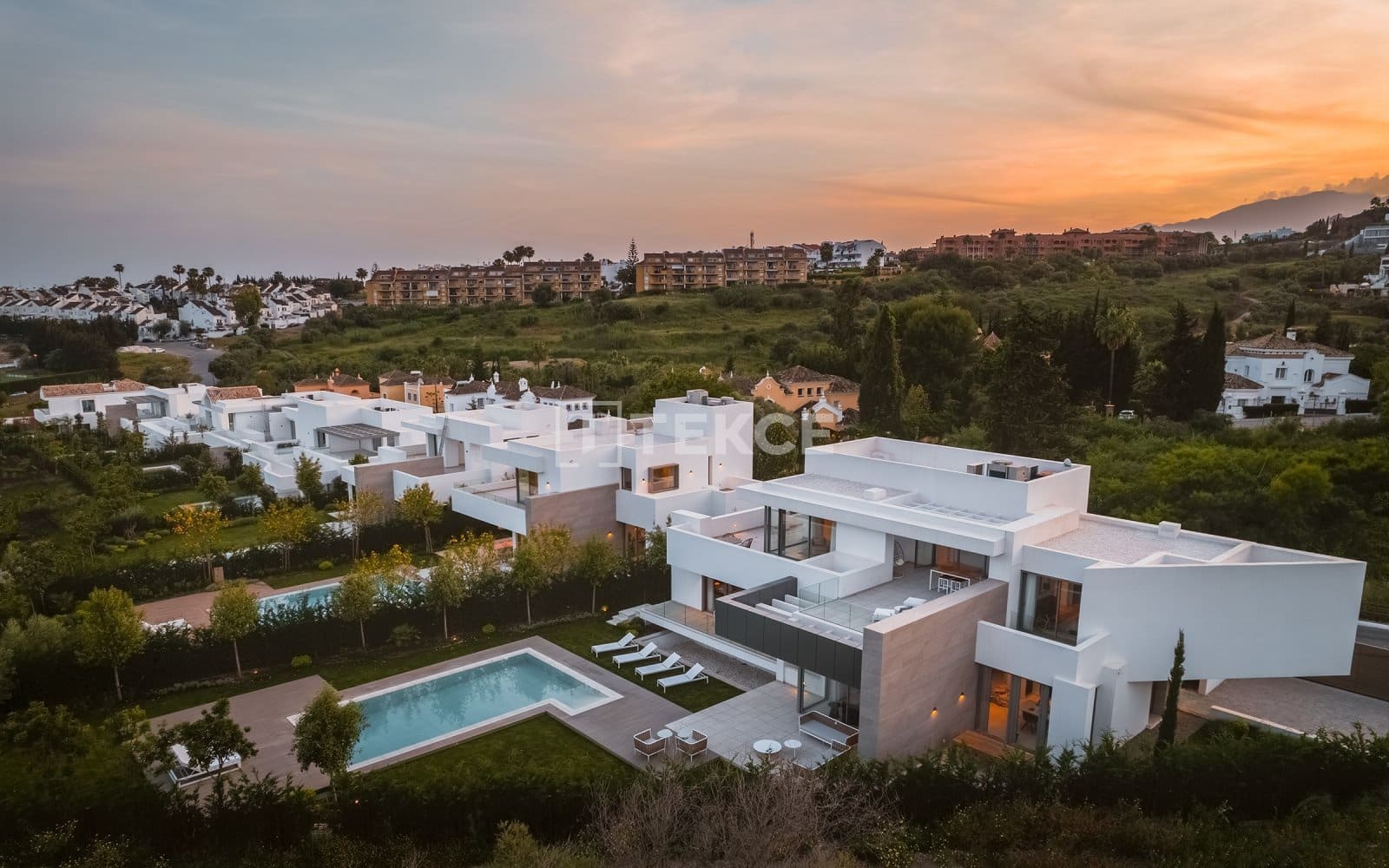 4 soverom Villa til salgs i El Paraiso med svømmebasseng - € 2 395 000 (Ref: 8965488)