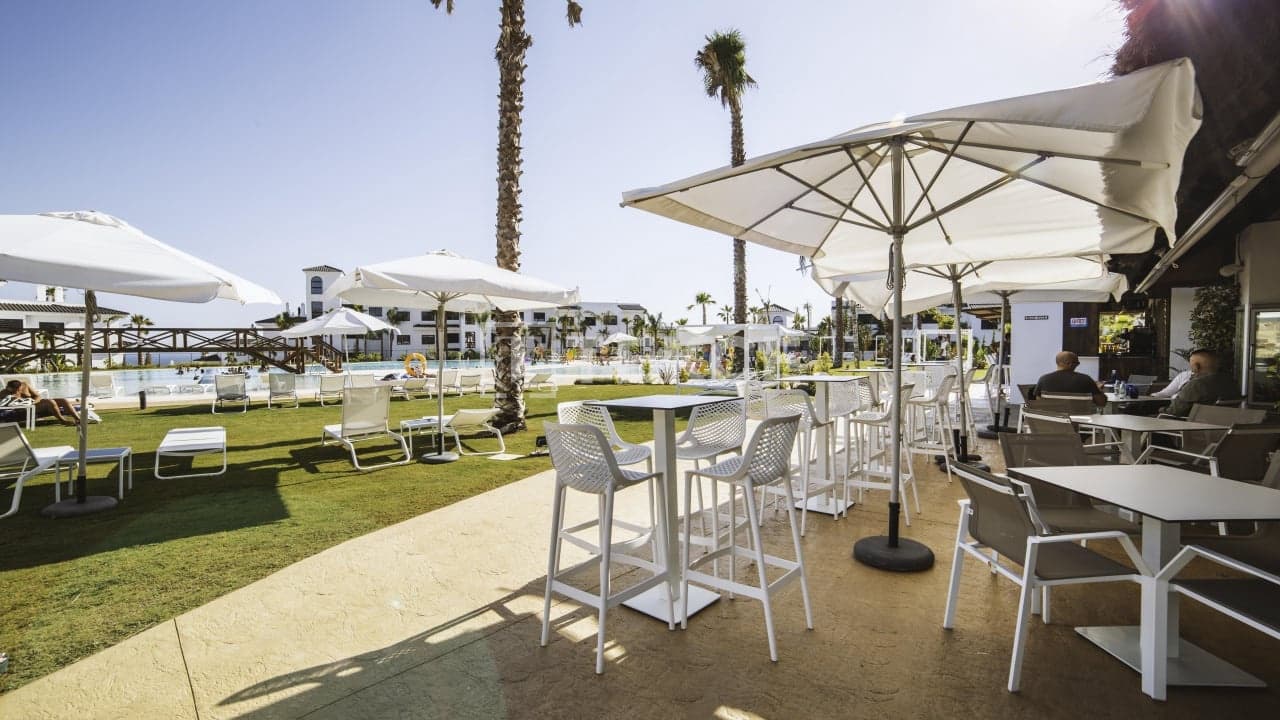 Piso de 4 habitaciones en Estepona en venta con piscina - 908.000 € (Ref: 8965521)