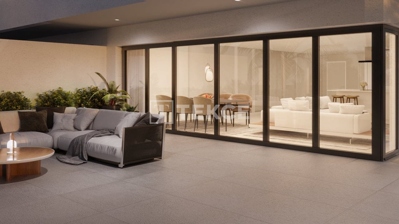 Piso de 4 habitaciones en Estepona en venta con piscina - 908.000 € (Ref: 8965521)