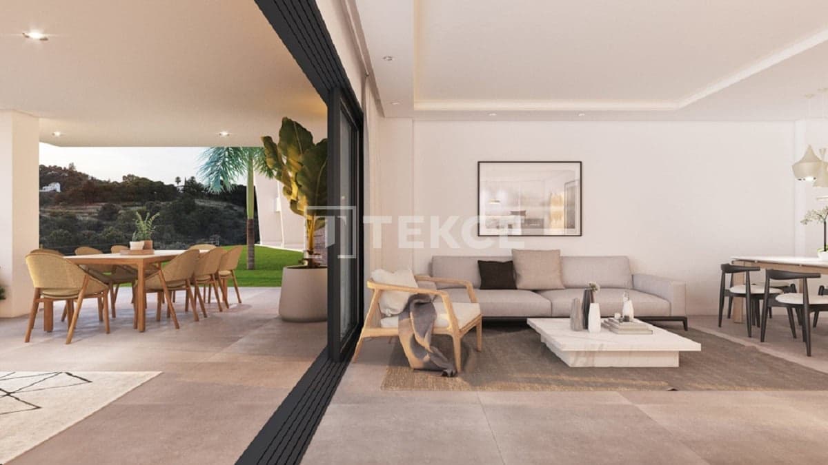 Piso de 4 habitaciones en Estepona en venta con piscina - 908.000 € (Ref: 8965521)