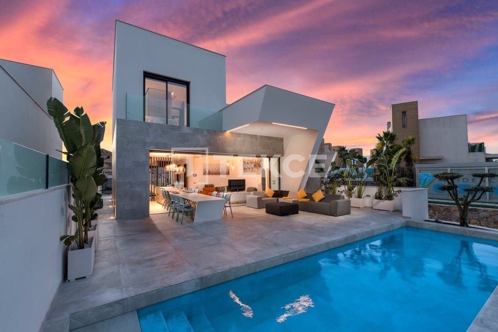 4 bedroom Villa for sale in Ciudad Quesada with pool - € 1,450,000 (Ref: 8965582)