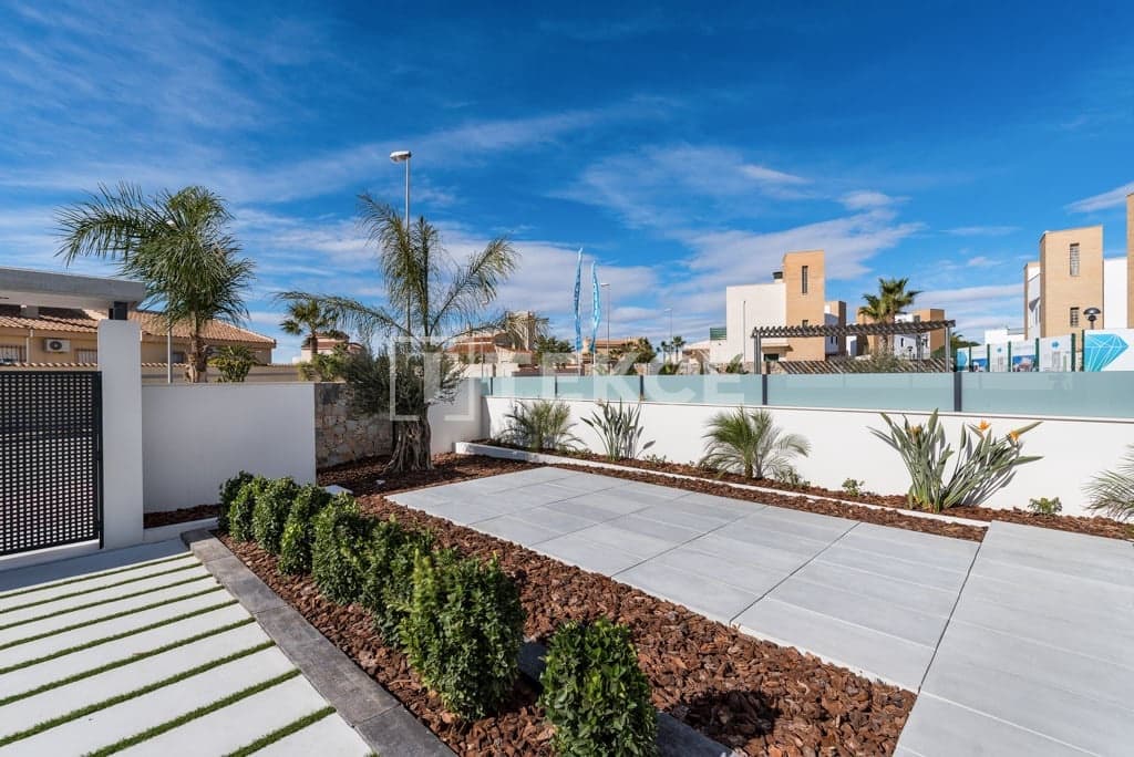 4 bedroom Villa for sale in Ciudad Quesada with pool - € 1,450,000 (Ref: 8965582)