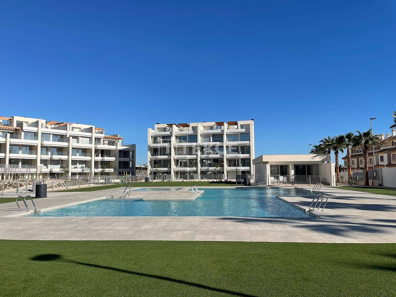 2 slaapkamer Flat te koop in Playa Flamenca met zwembad - € 425.000 (Ref: 8965634)