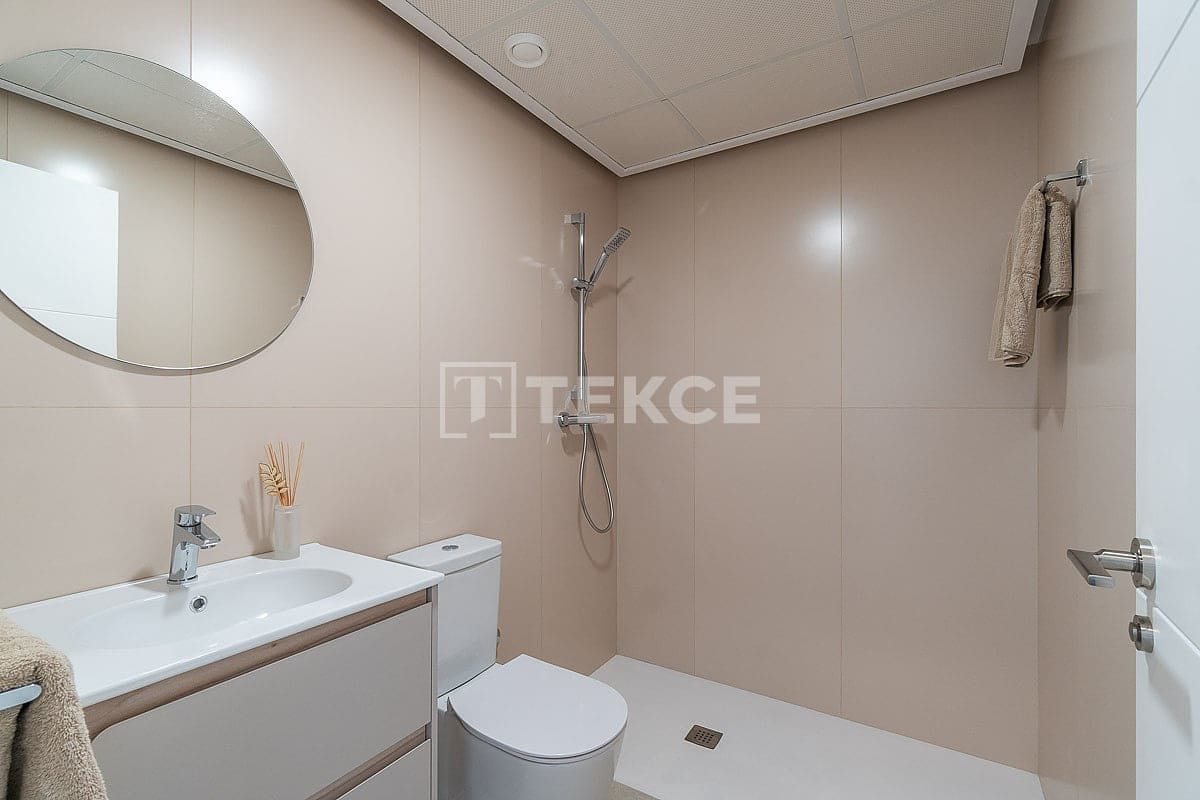 4 sovrum Lägenhet till salu i Playa Flamenca med pool - 505 000 € (Ref: 8965653)