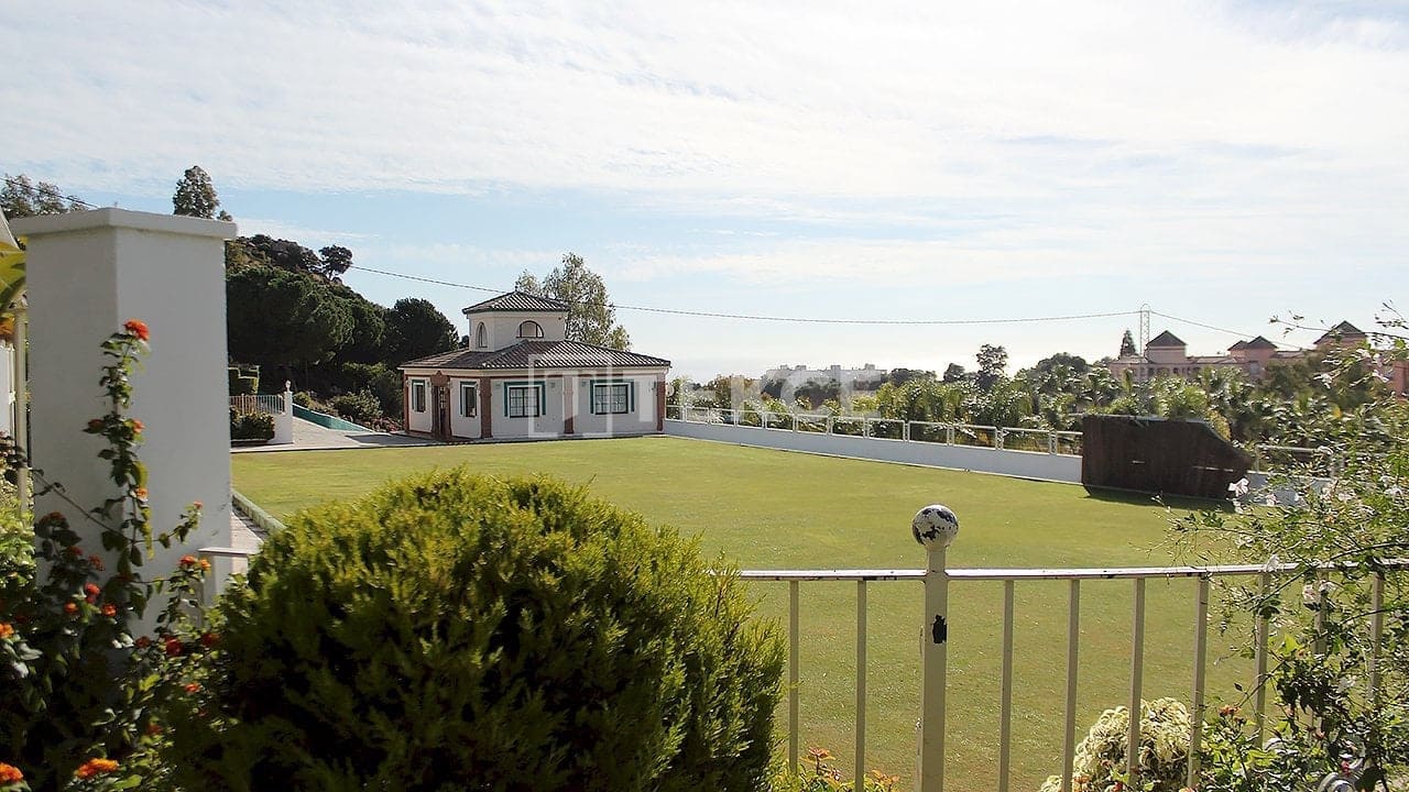 Kommersiell til salgs i Torrequebrada - € 8 500 000 (Ref: 8965772)