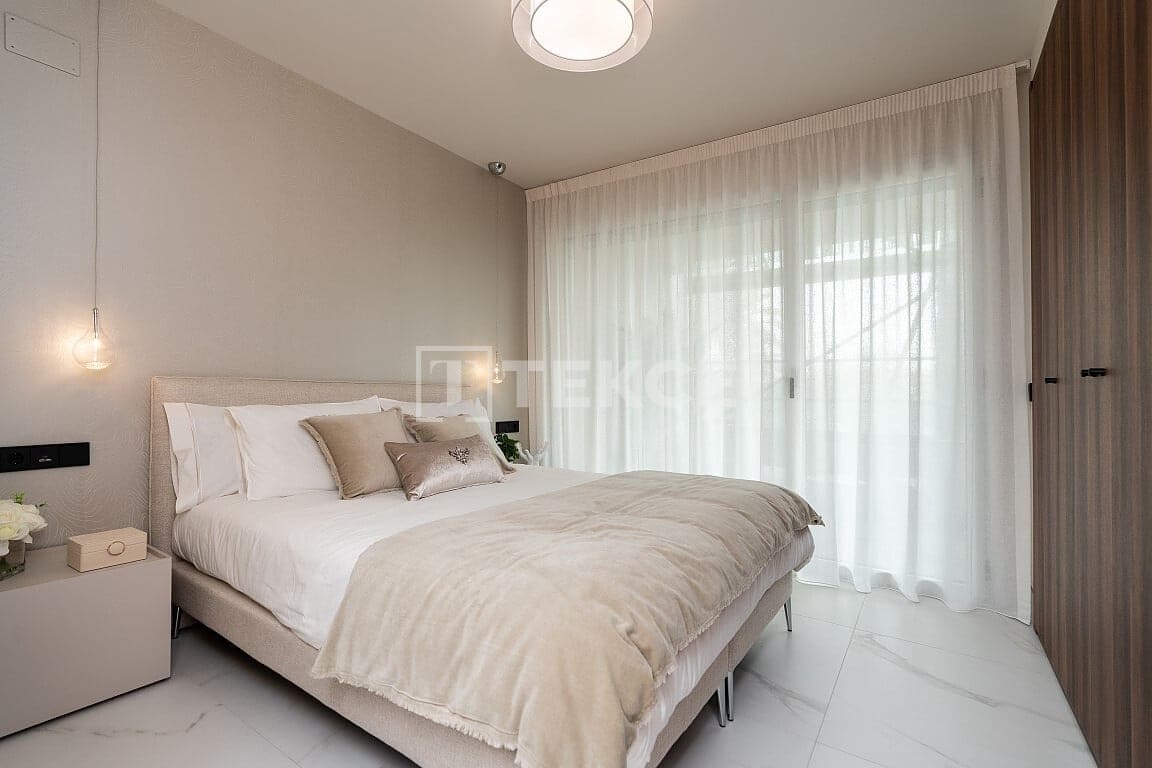 4 bedroom Flat for sale in San Pedro de Alcantara with pool - € 1,490,000 (Ref: 8965831)