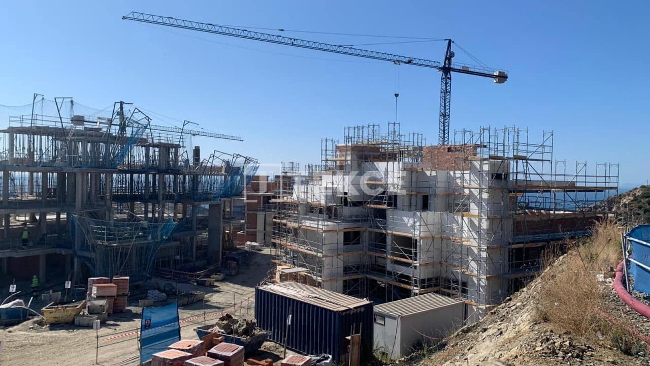 2 bedroom Flat for sale in Ojen with pool - € 795,000 (Ref: 8965927)