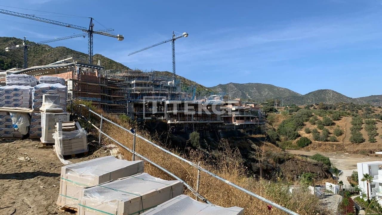 2 bedroom Flat for sale in Ojen with pool - € 795,000 (Ref: 8965927)