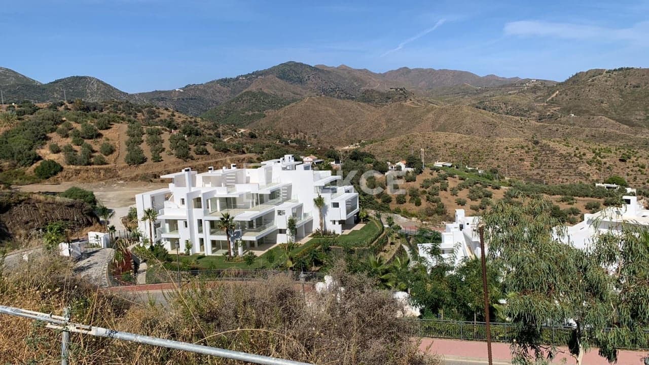 2 bedroom Flat for sale in Ojen with pool - € 795,000 (Ref: 8965927)