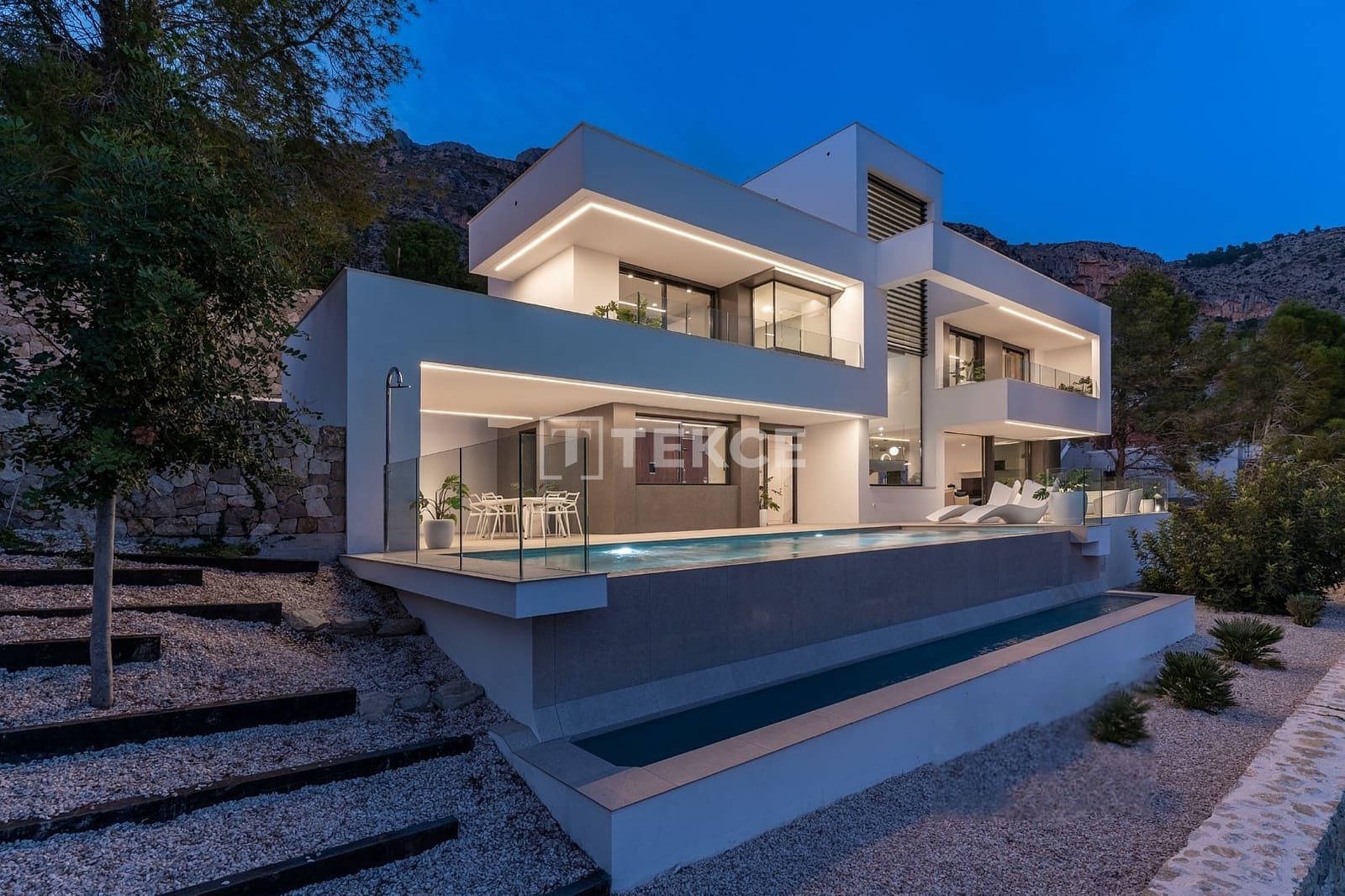 4 bedroom Villa for sale in Altea with pool - € 2,135,000 (Ref: 8965941)