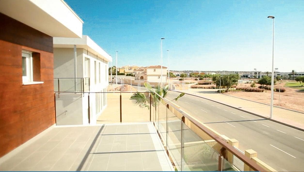 4 bedroom Villa for sale in Gran Alacant with pool - € 605,000 (Ref: 8965959)