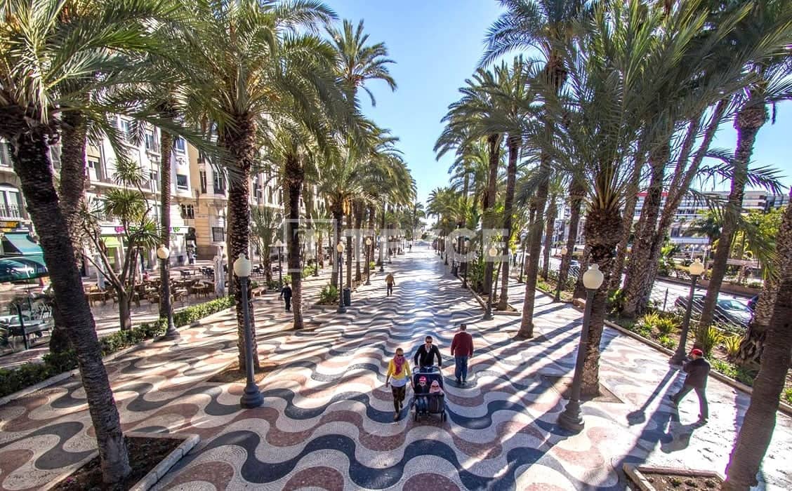 4 bedroom Villa for sale in Gran Alacant with pool - € 605,000 (Ref: 8965959)