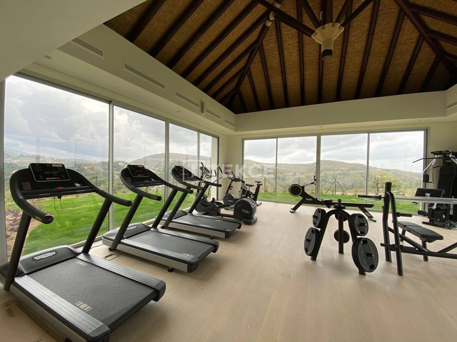 3 bedroom Flat for sale in Benahavis with pool - € 755,000 (Ref: 8966182)