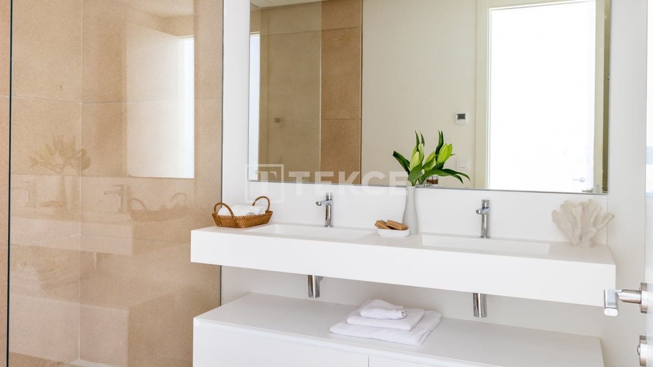 3 bedroom Flat for sale in Benahavis with pool - € 880,000 (Ref: 8966183)