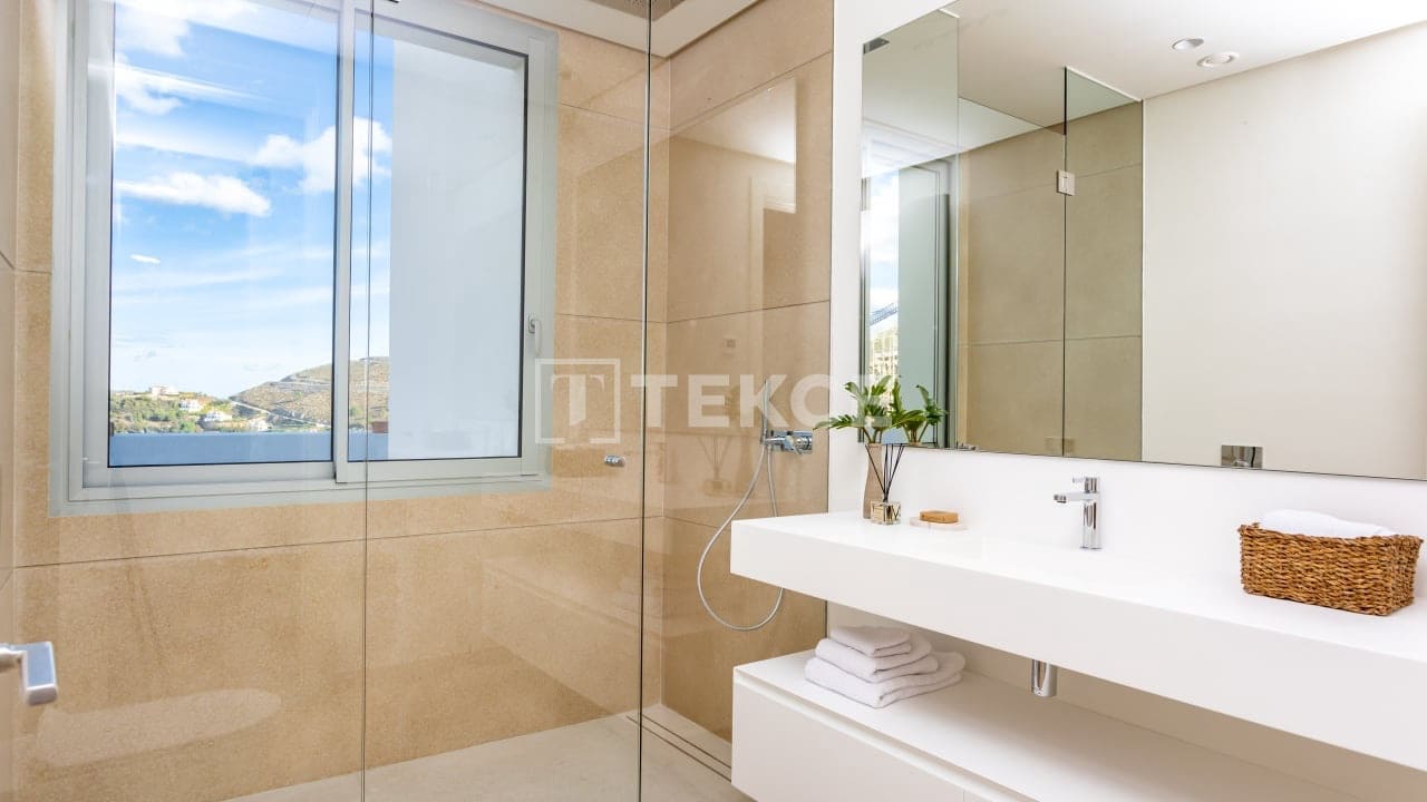 3 bedroom Flat for sale in Benahavis with pool - € 880,000 (Ref: 8966183)