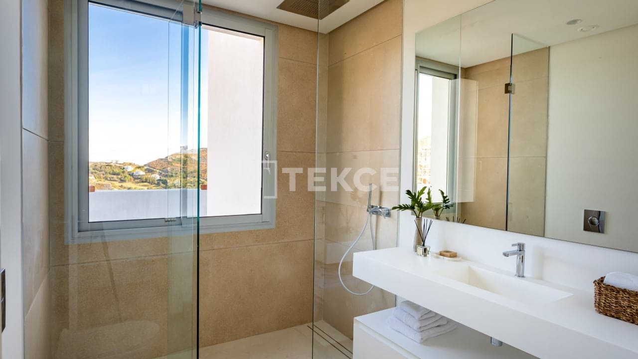 4 sovrum Lägenhet till salu i Benahavis med pool - 900 000 € (Ref: 8966184)