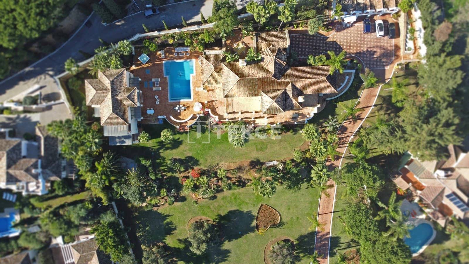 Villa for sale in Benahavis with pool - € 13,950,000 (Ref: 8966186)