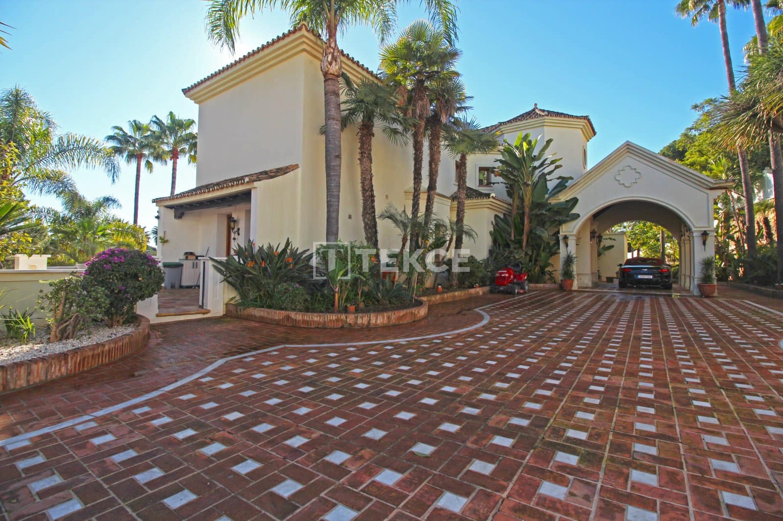 Villa for sale in Benahavis with pool - € 13,950,000 (Ref: 8966186)