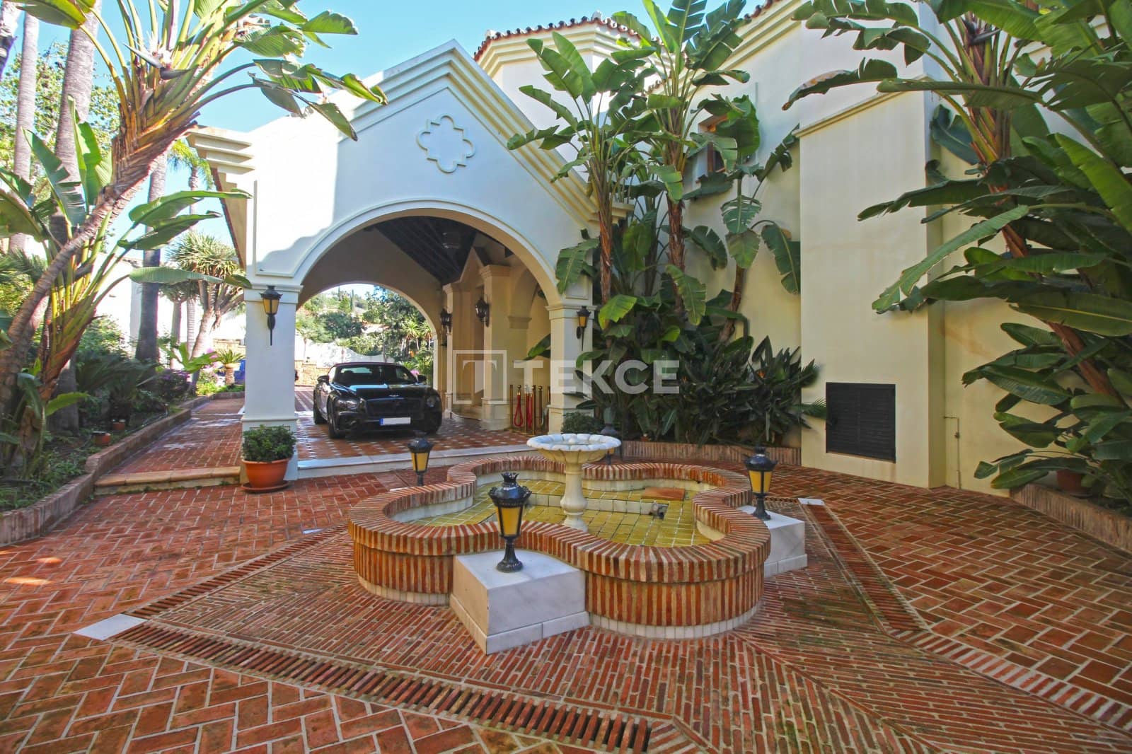 Villa for sale in Benahavis with pool - € 13,950,000 (Ref: 8966186)