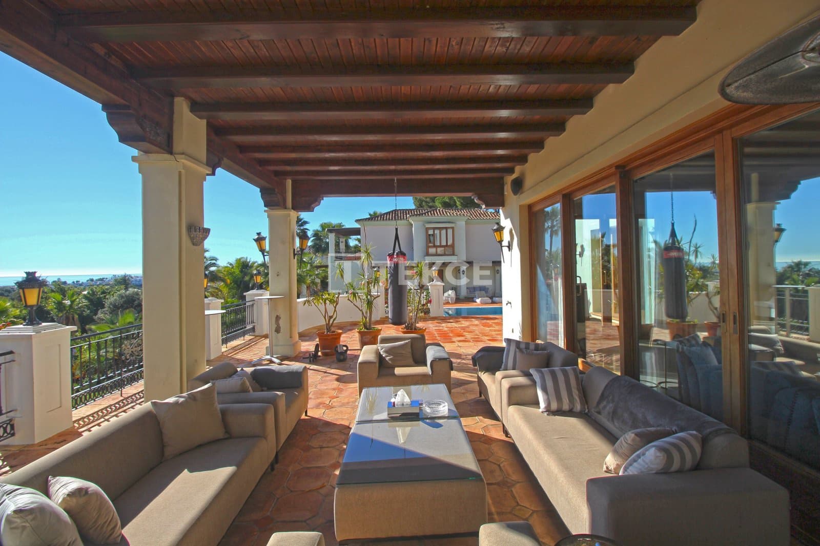 Villa for sale in Benahavis with pool - € 13,950,000 (Ref: 8966186)