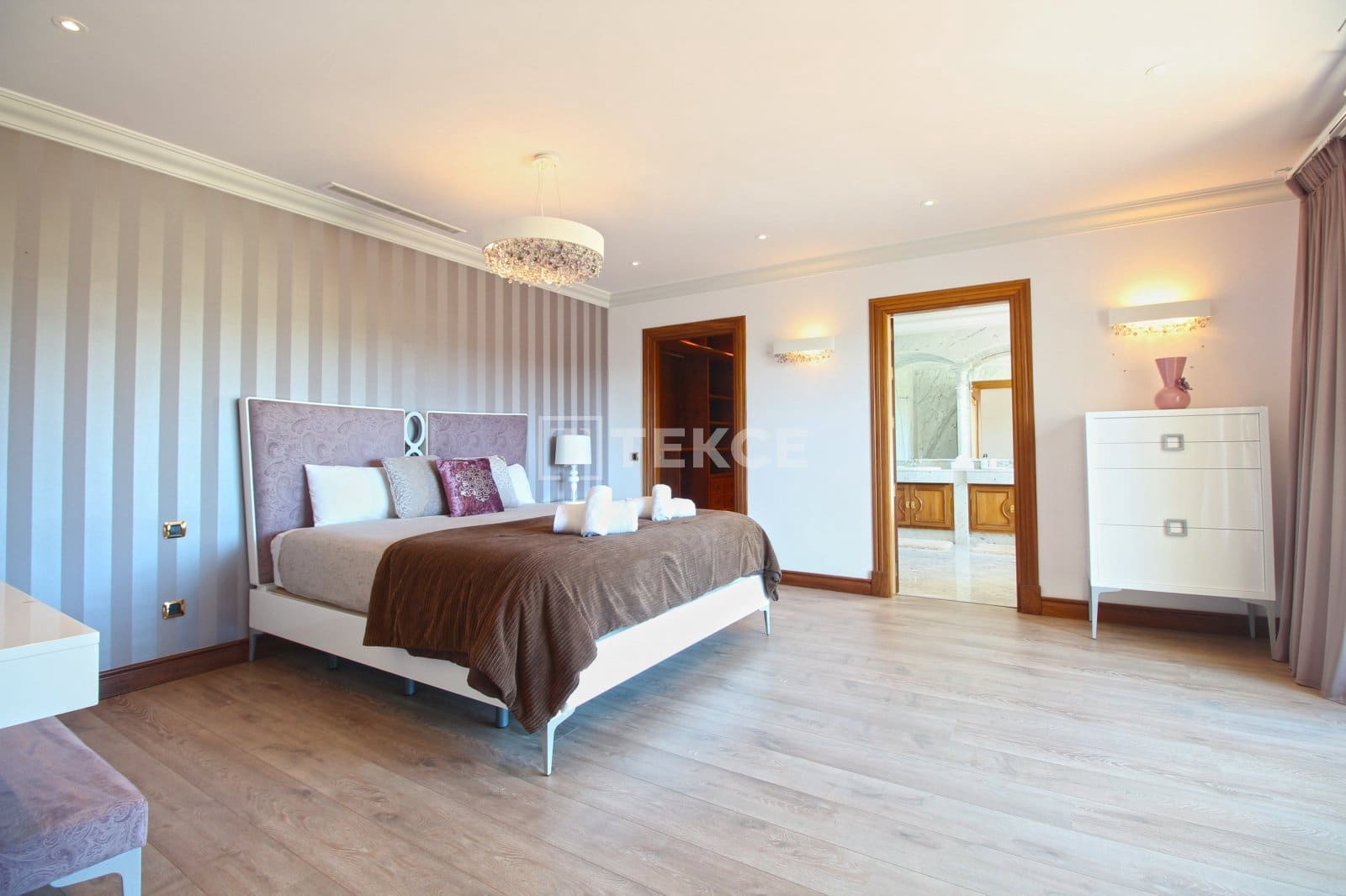 Villa for sale in Benahavis with pool - € 13,950,000 (Ref: 8966186)