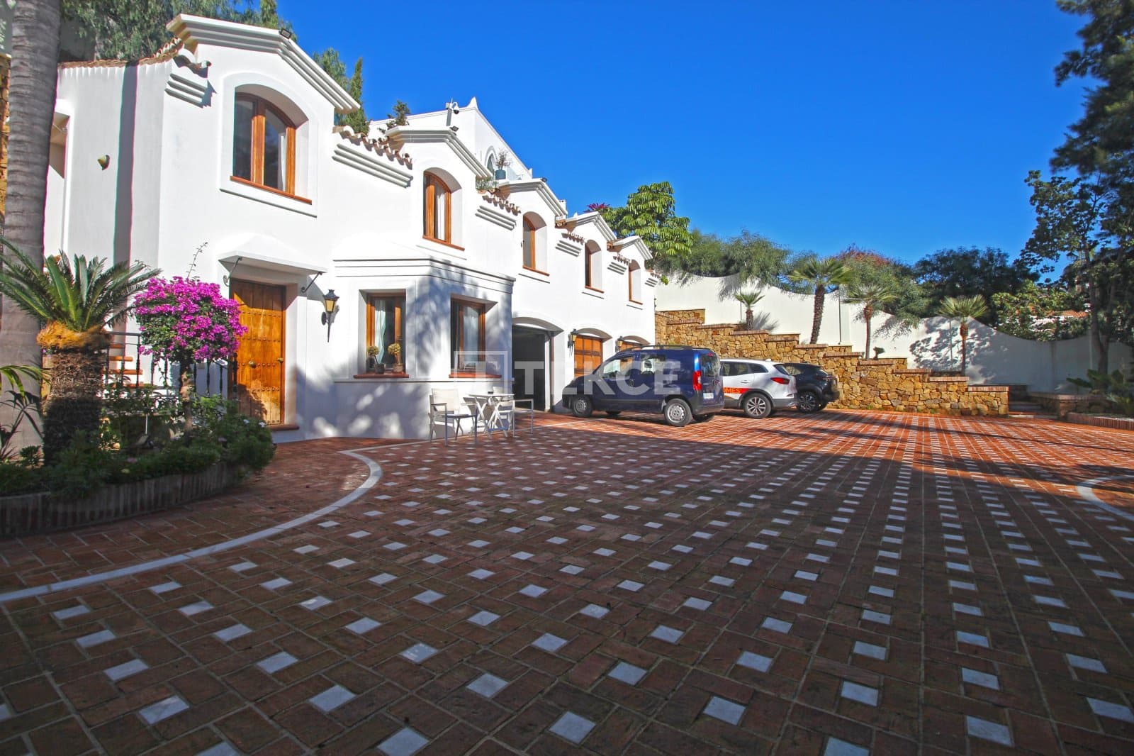 Villa for sale in Benahavis with pool - € 13,950,000 (Ref: 8966186)