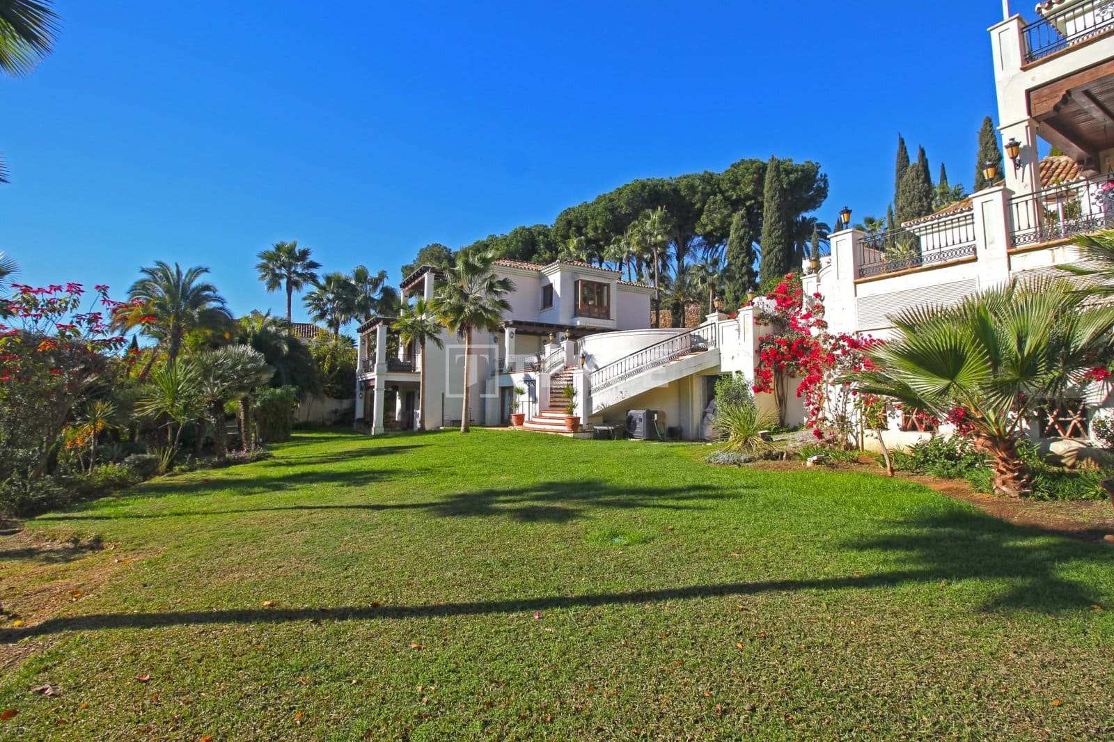 Villa for sale in Benahavis with pool - € 13,950,000 (Ref: 8966186)