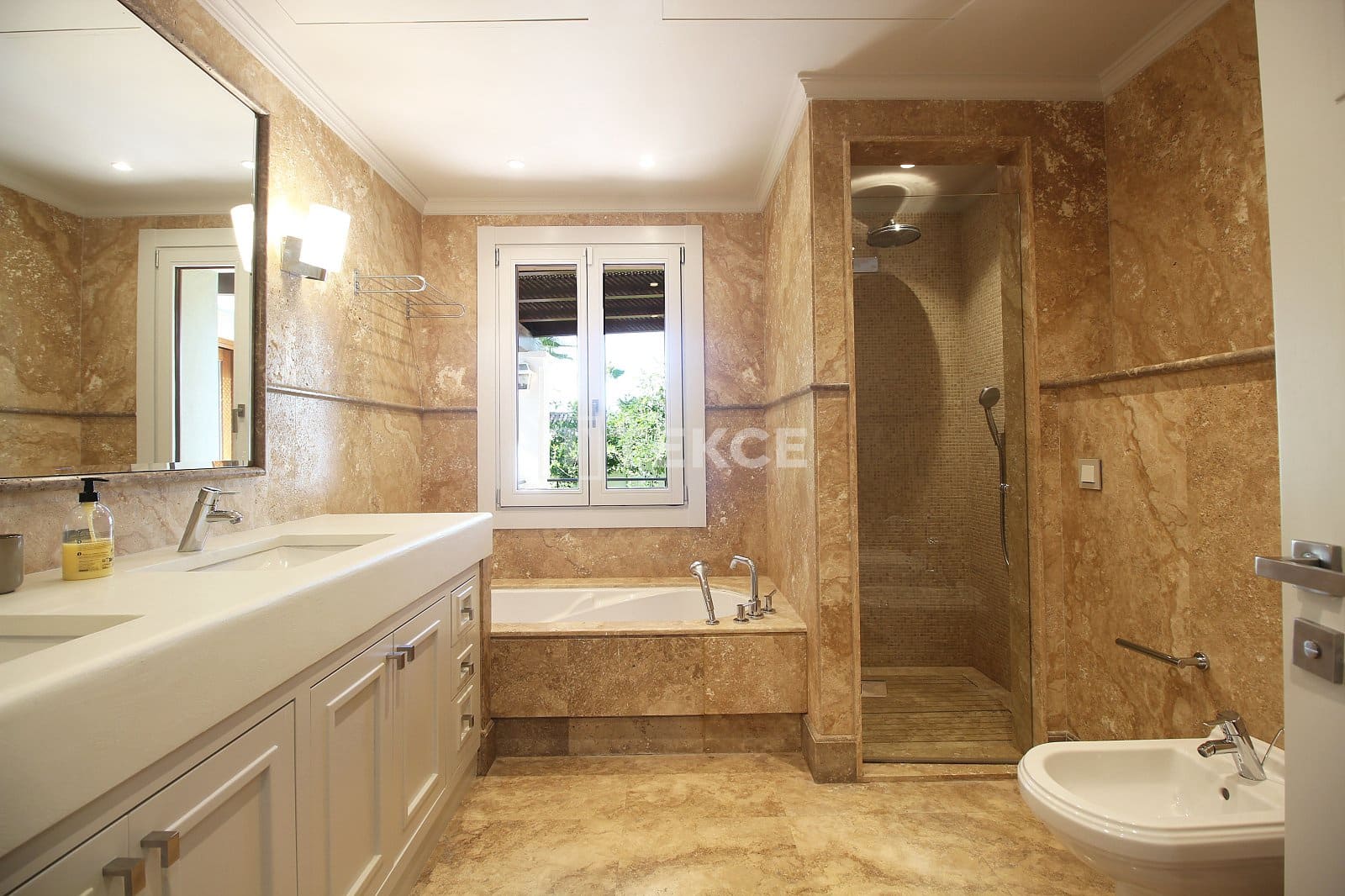 Villa for sale in Benahavis with pool - € 13,950,000 (Ref: 8966186)