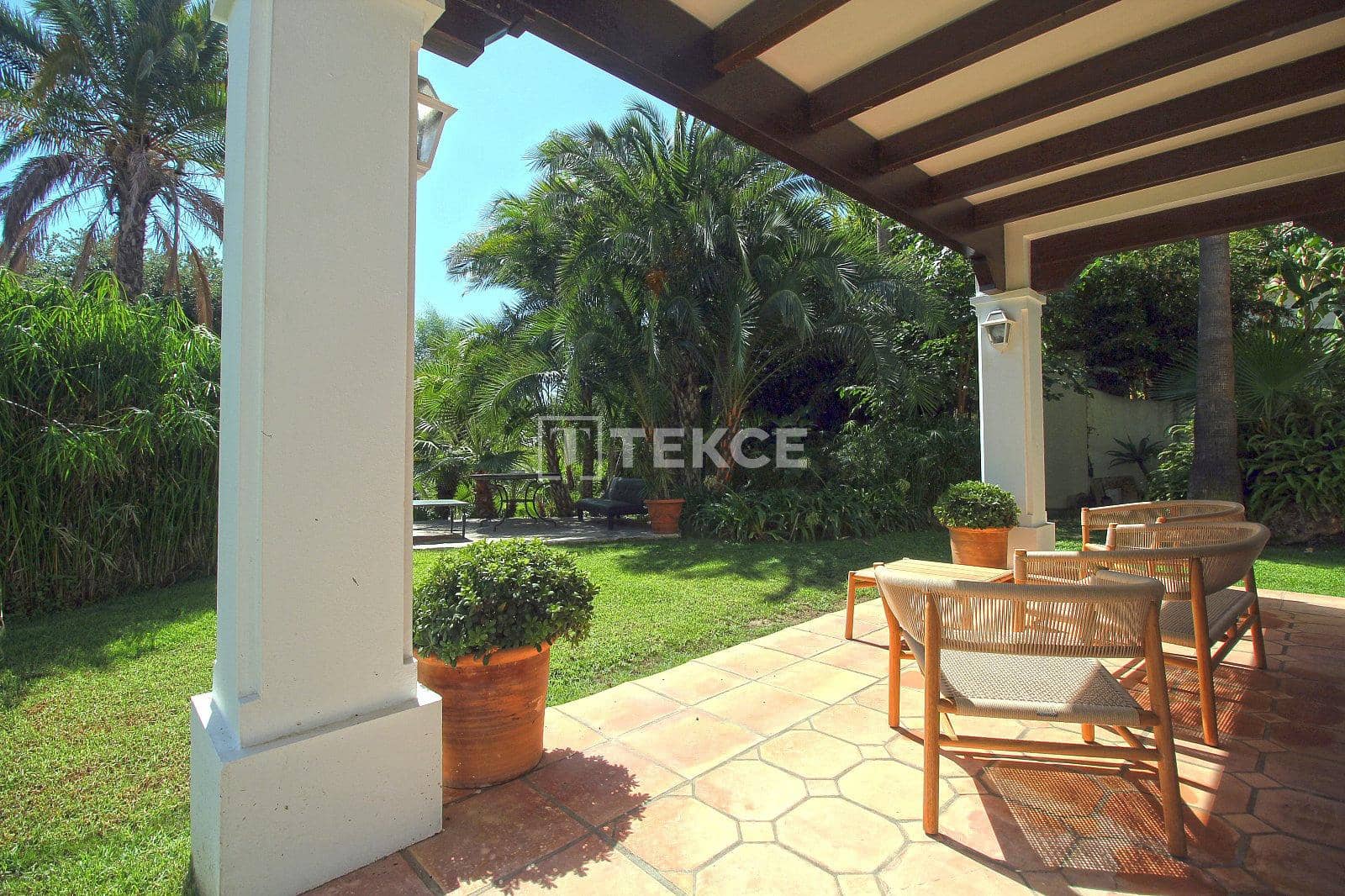 Villa for sale in Benahavis with pool - € 13,950,000 (Ref: 8966186)