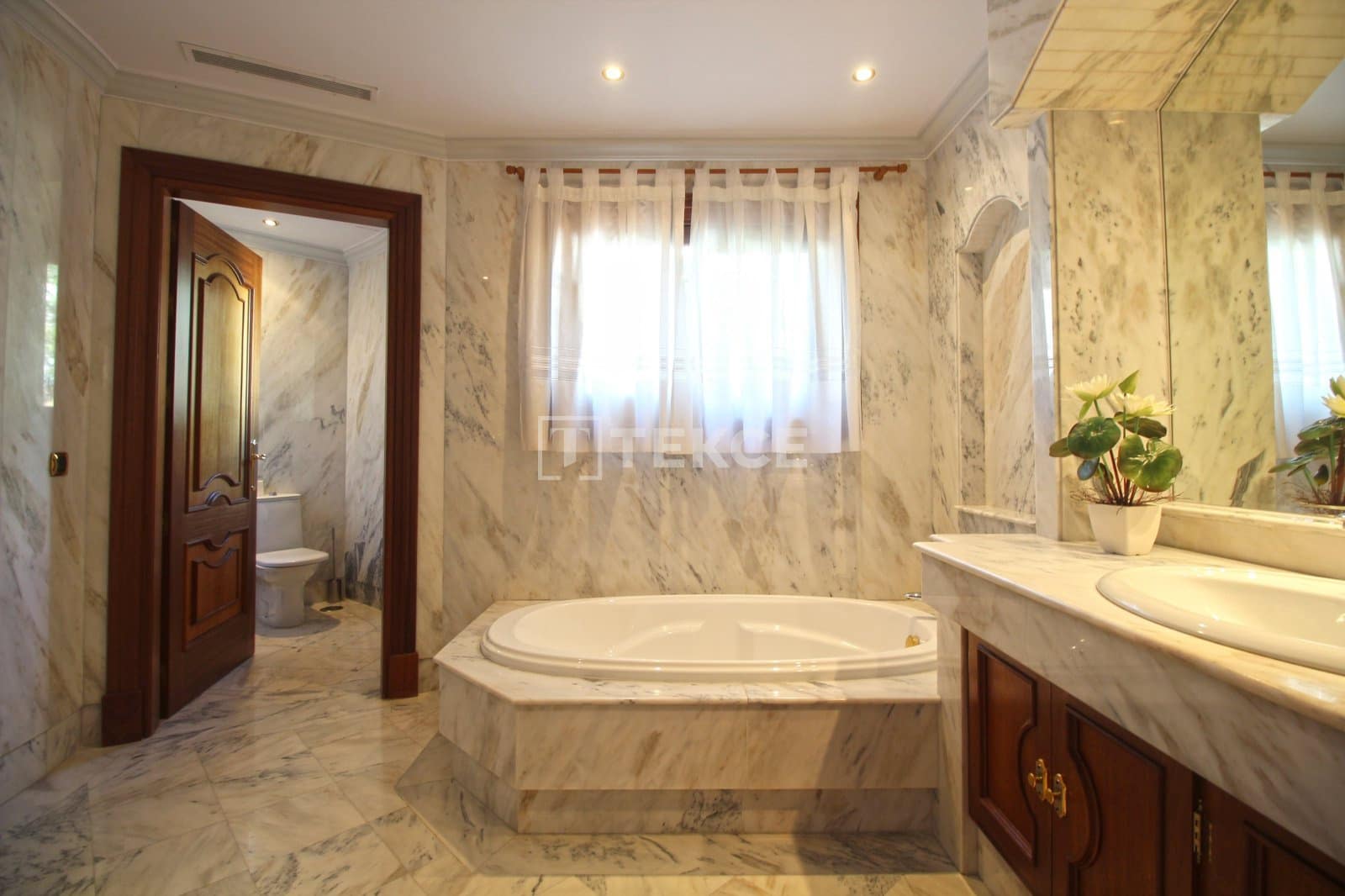 Villa for sale in Benahavis with pool - € 13,950,000 (Ref: 8966186)