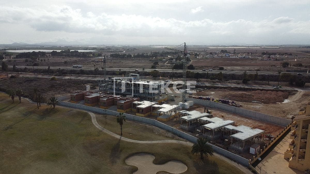 3 sypialnia Willa na sprzedaż w Los Alcazares z basenem - 560 000 € (Ref: 8981999)