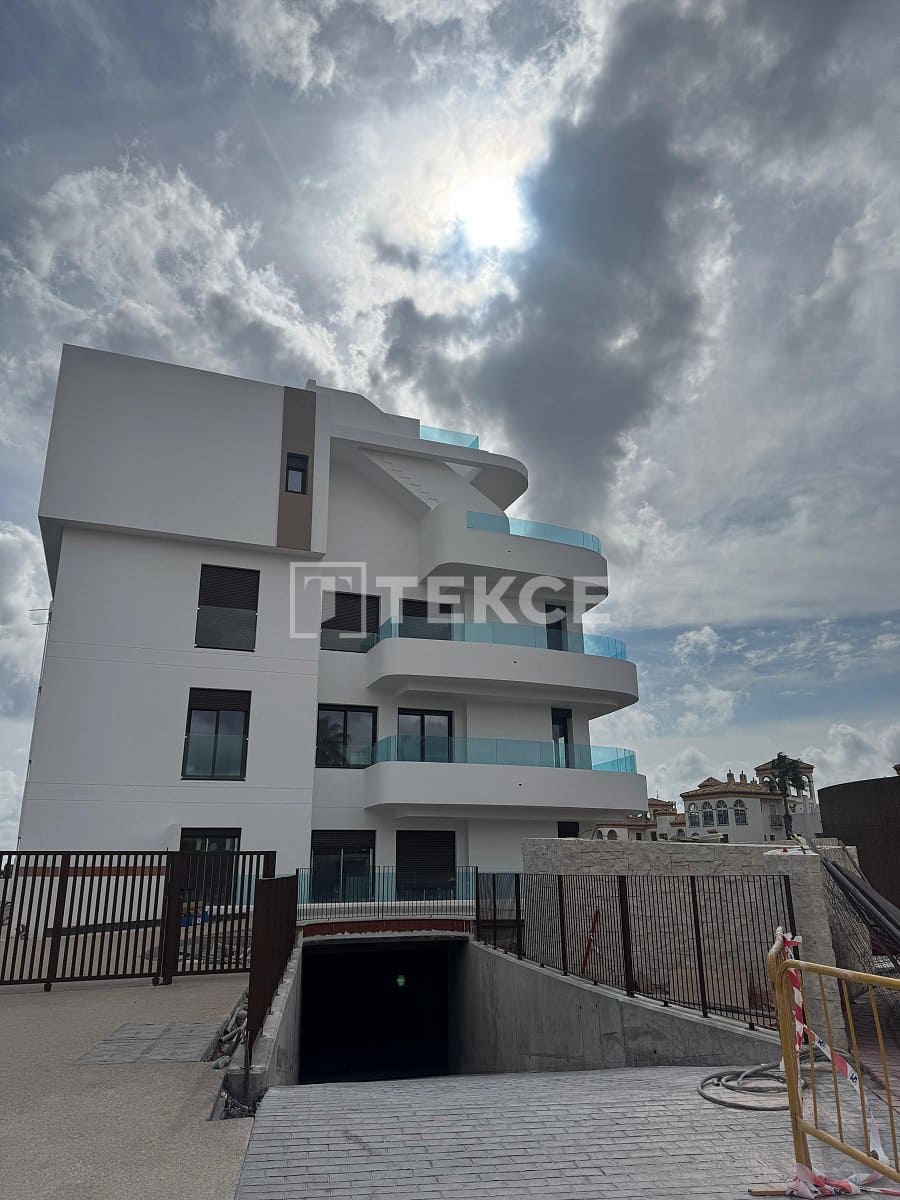 3 slaapkamer Flat te koop in Playa Flamenca met zwembad - € 419.000 (Ref: 9000465)