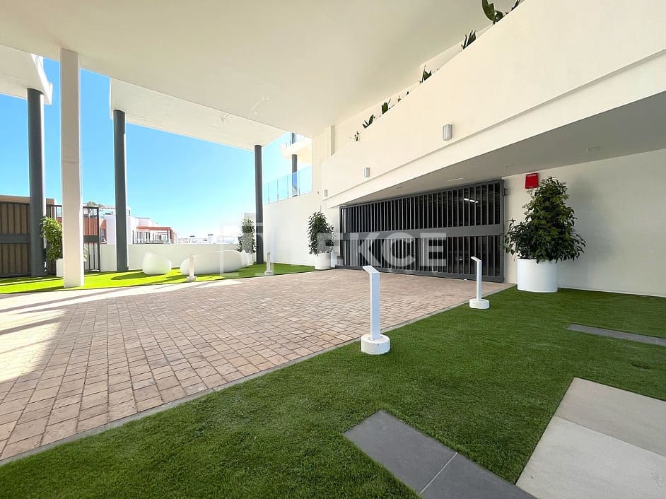2 slaapkamer Flat te koop in Fuengirola met zwembad - € 849.000 (Ref: 9036237)