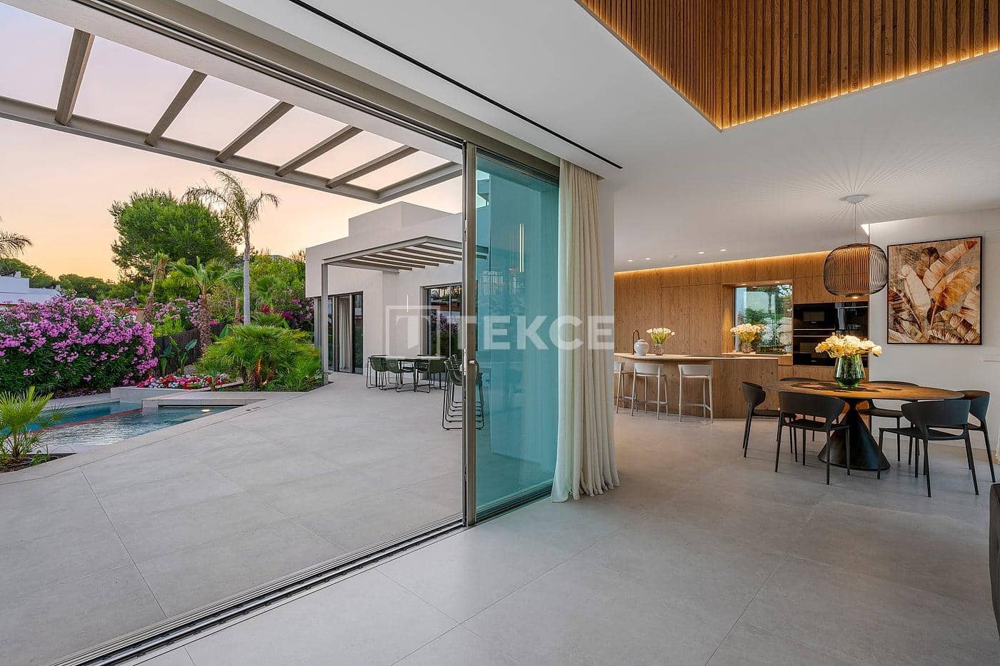 3 bedroom Villa for sale in San Miguel de Salinas with pool - € 2,450,000 (Ref: 9172674)