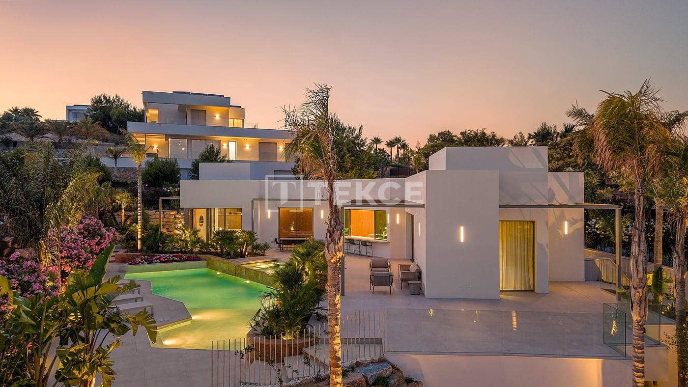 3 bedroom Villa for sale in San Miguel de Salinas with pool - € 2,450,000 (Ref: 9172674)