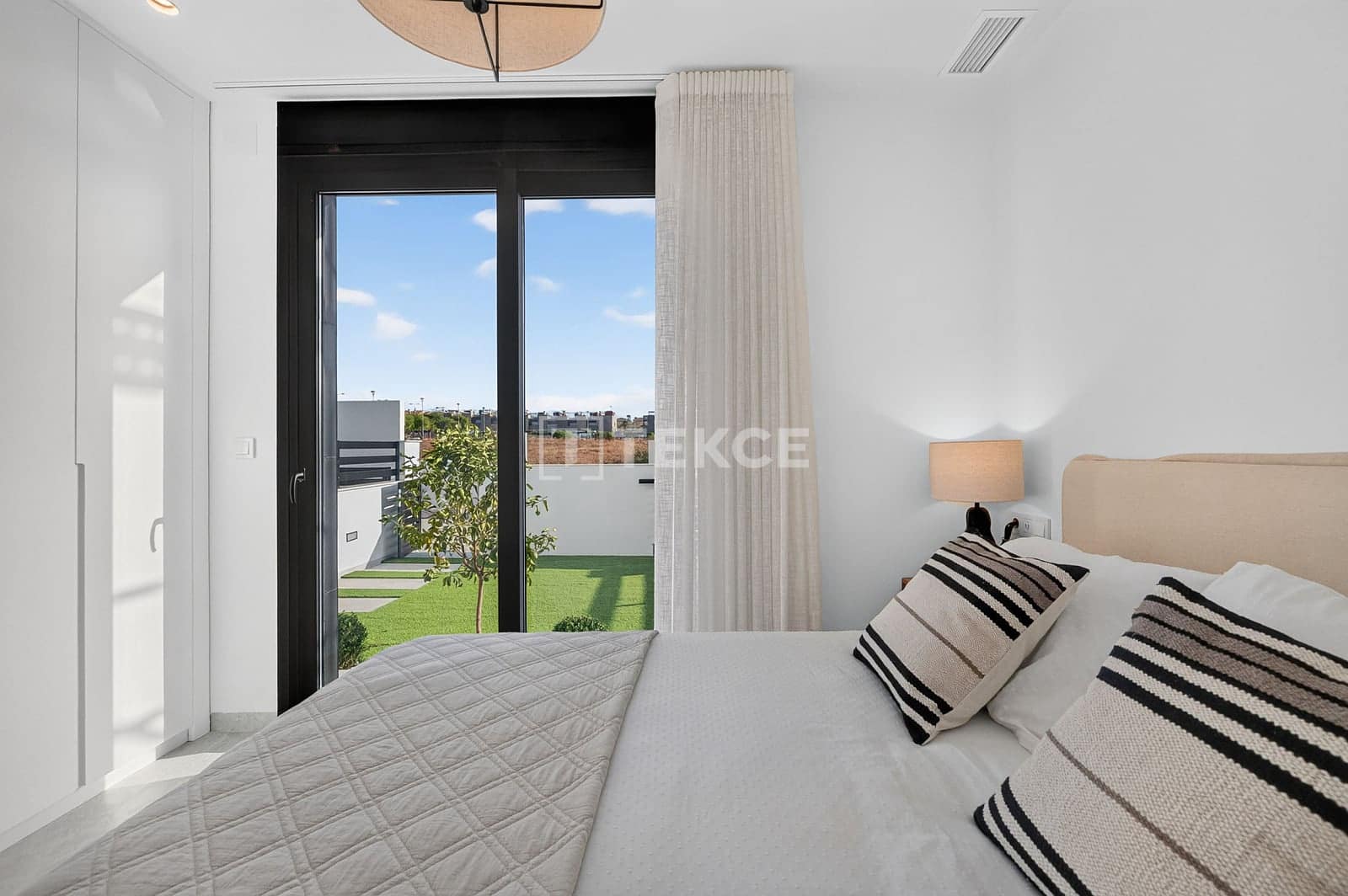 3 bedroom Villa for sale in Torrevieja with pool - € 550,000 (Ref: 9204138)