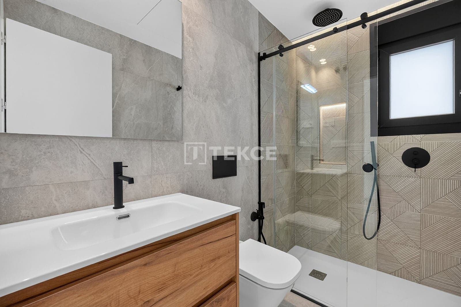 3 bedroom Villa for sale in Torrevieja with pool - € 550,000 (Ref: 9204138)