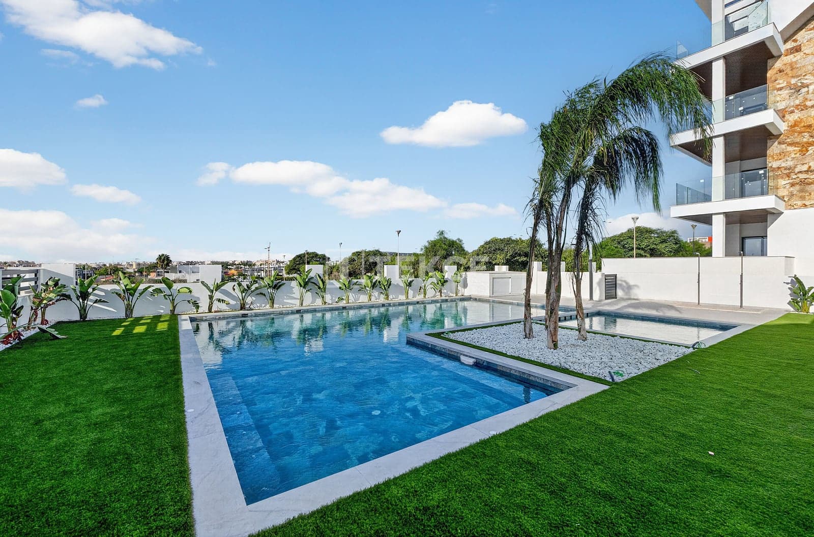 3 bedroom Villa for sale in Torrevieja with pool - € 550,000 (Ref: 9204138)