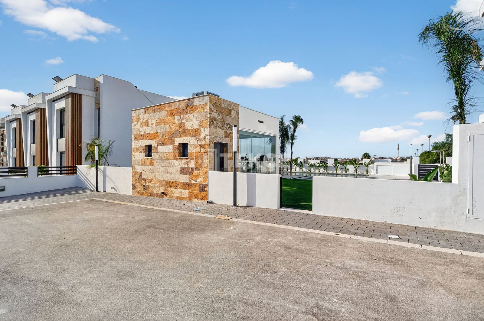 3 bedroom Villa for sale in Torrevieja with pool - € 550,000 (Ref: 9204138)