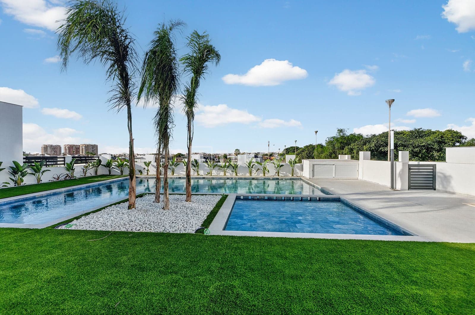 3 bedroom Villa for sale in Torrevieja with pool - € 550,000 (Ref: 9204138)