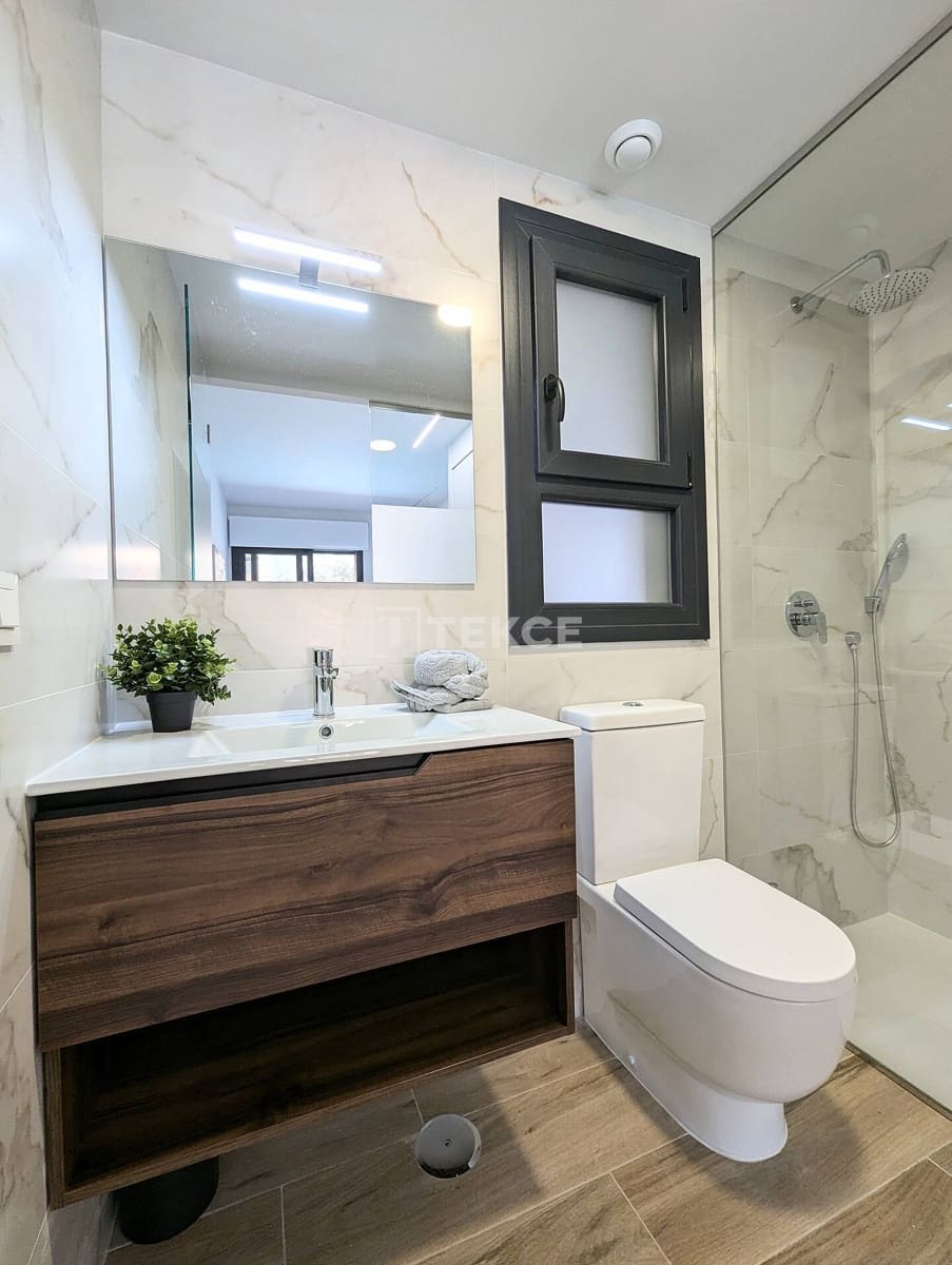 2 bedroom Flat for sale in Villamartin with pool - € 320,000 (Ref: 9395480)