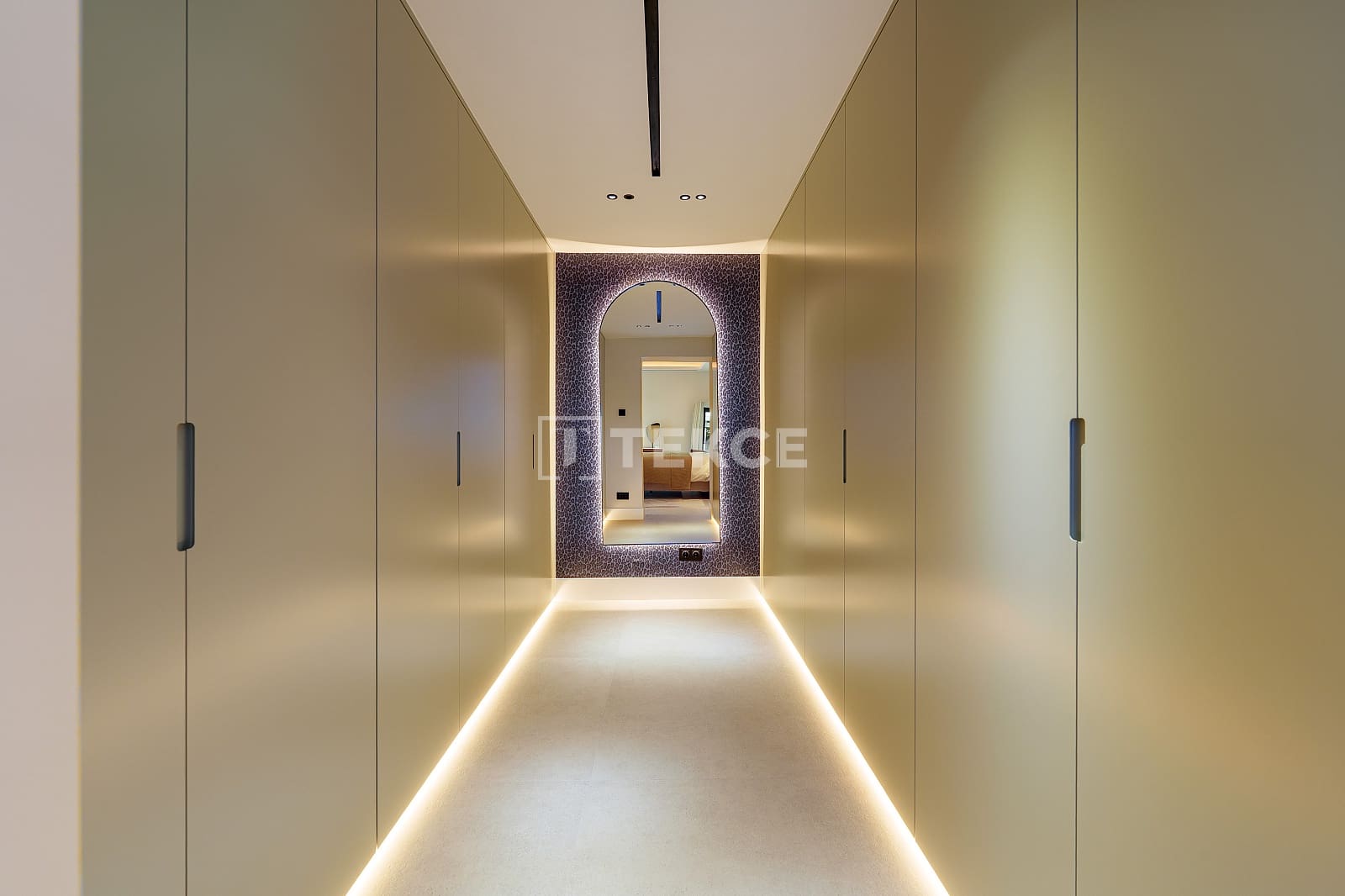 5 slaapkamer Villa te koop in Nueva Andalucia met zwembad - € 6.500.000 (Ref: 9426661)