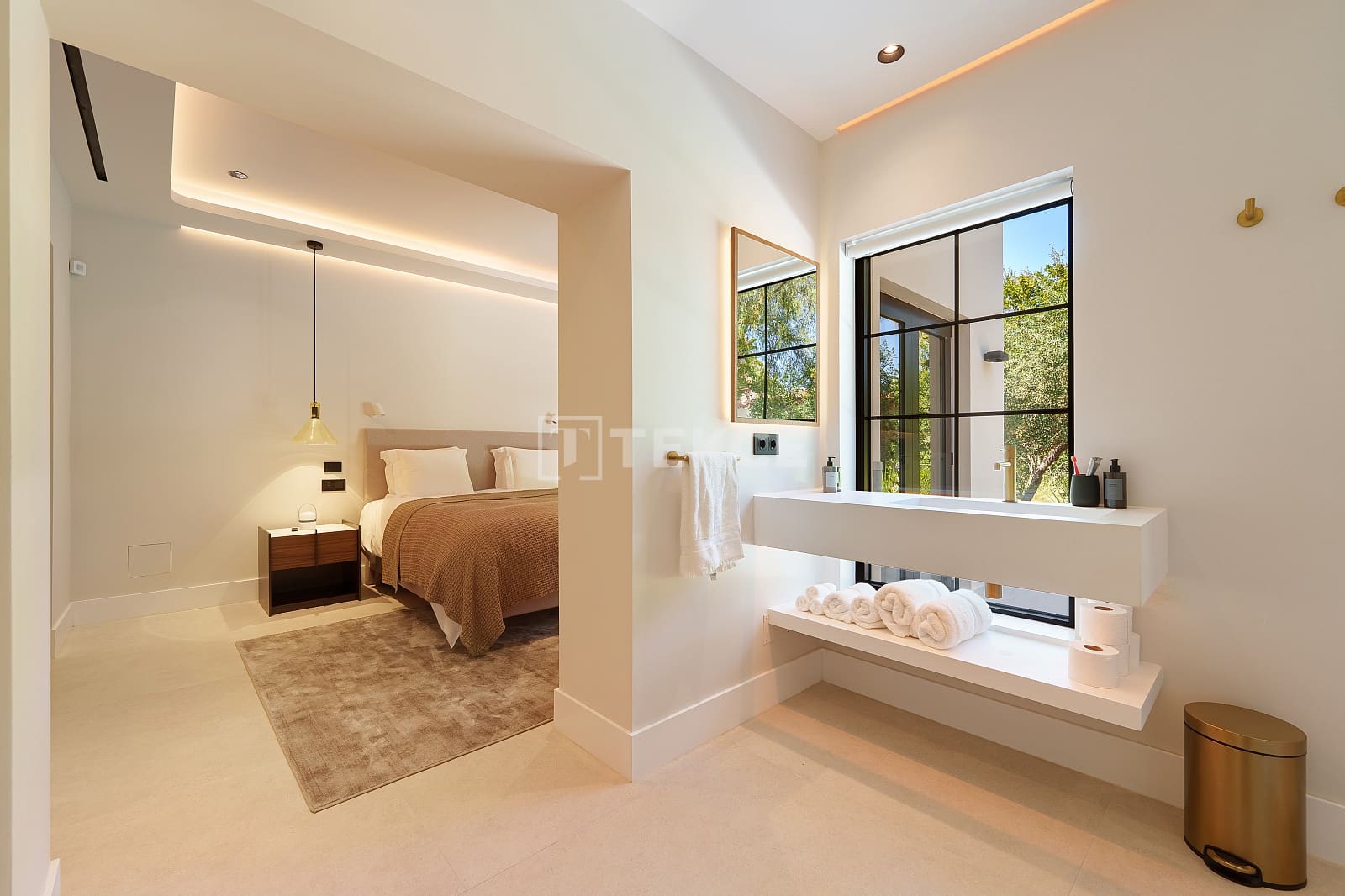 5 slaapkamer Villa te koop in Nueva Andalucia met zwembad - € 6.500.000 (Ref: 9426661)