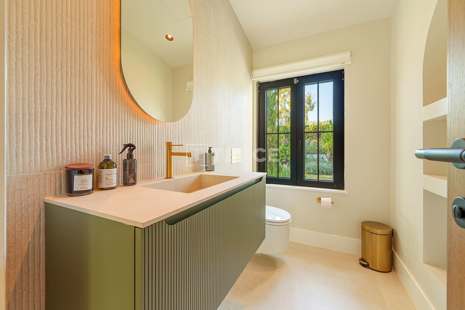 5 slaapkamer Villa te koop in Nueva Andalucia met zwembad - € 6.500.000 (Ref: 9426661)