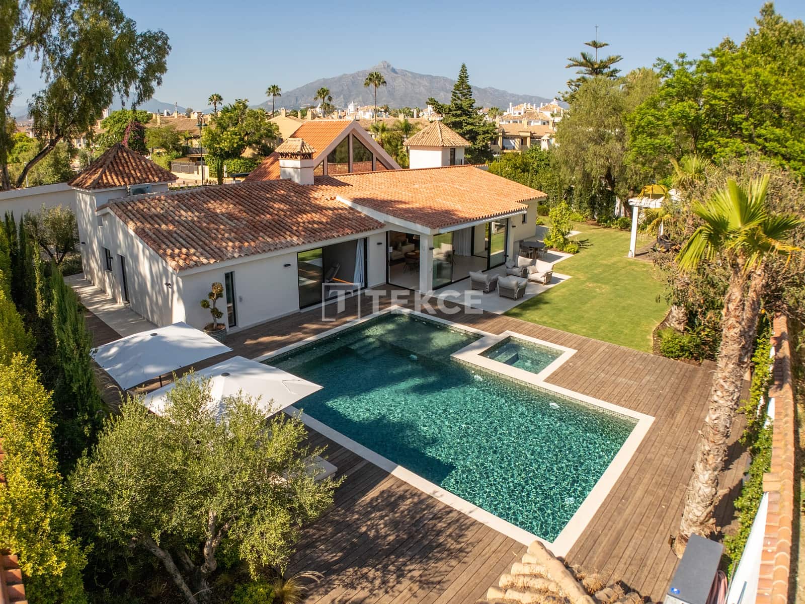 5 slaapkamer Villa te koop in Nueva Andalucia met zwembad - € 6.500.000 (Ref: 9426661)