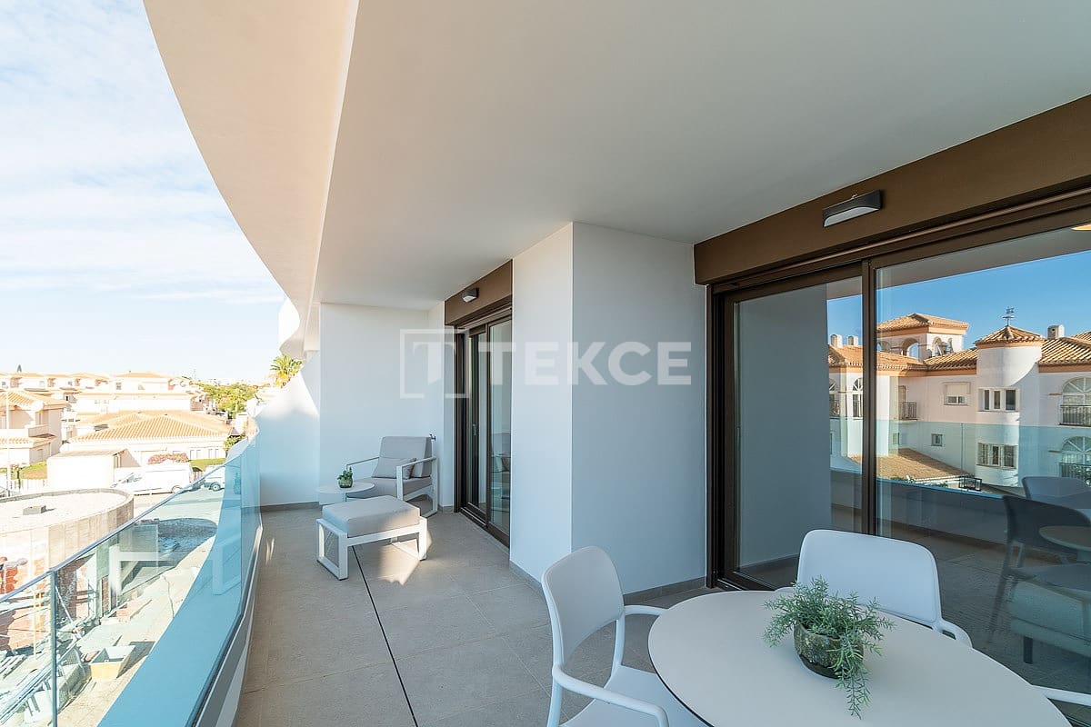 3 sovrum Lägenhet till salu i Playa Flamenca med pool - 599 000 € (Ref: 9542728)
